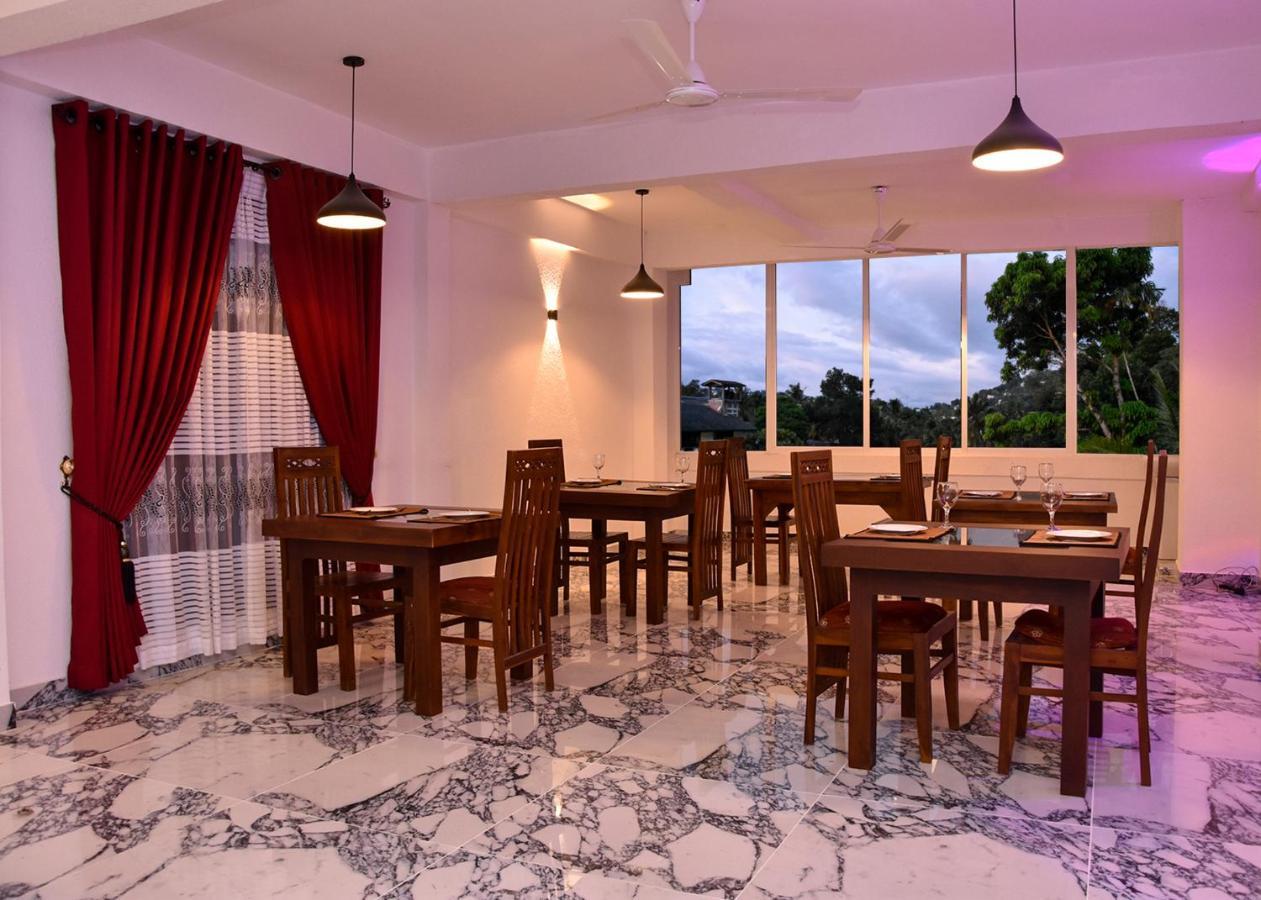 White Camelot Hotell Kandy Eksteriør bilde