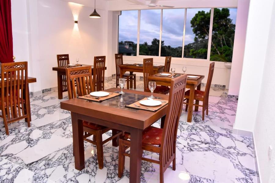 White Camelot Hotell Kandy Eksteriør bilde
