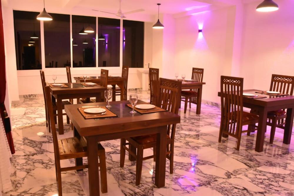 White Camelot Hotell Kandy Eksteriør bilde