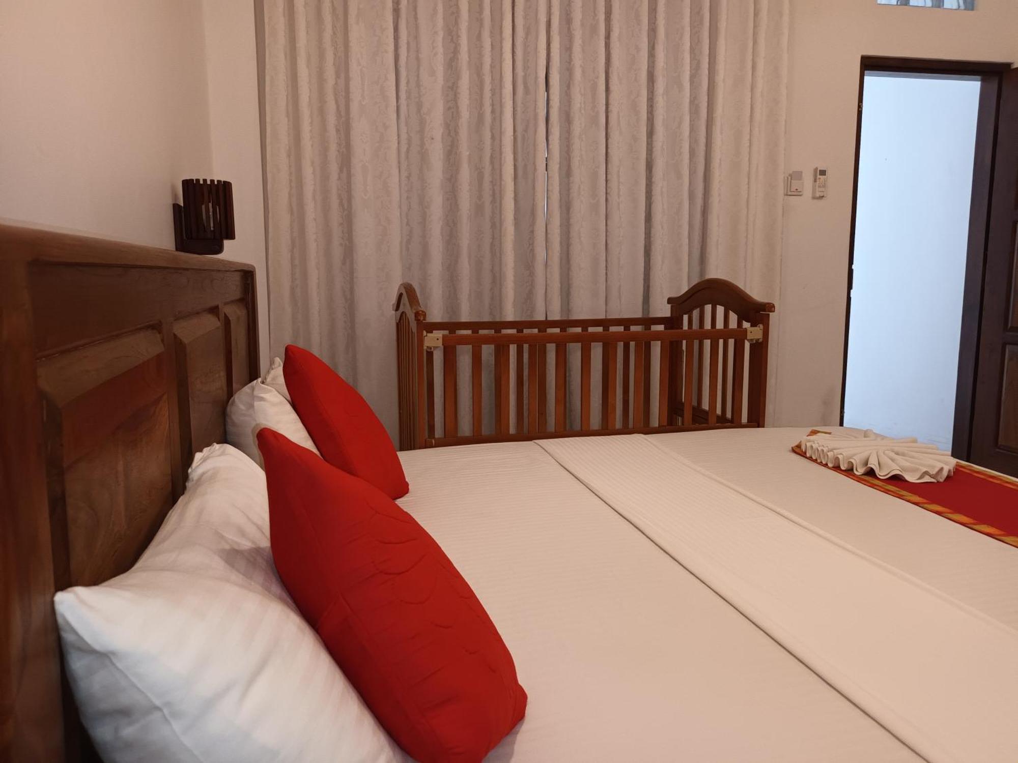 White Camelot Hotell Kandy Eksteriør bilde