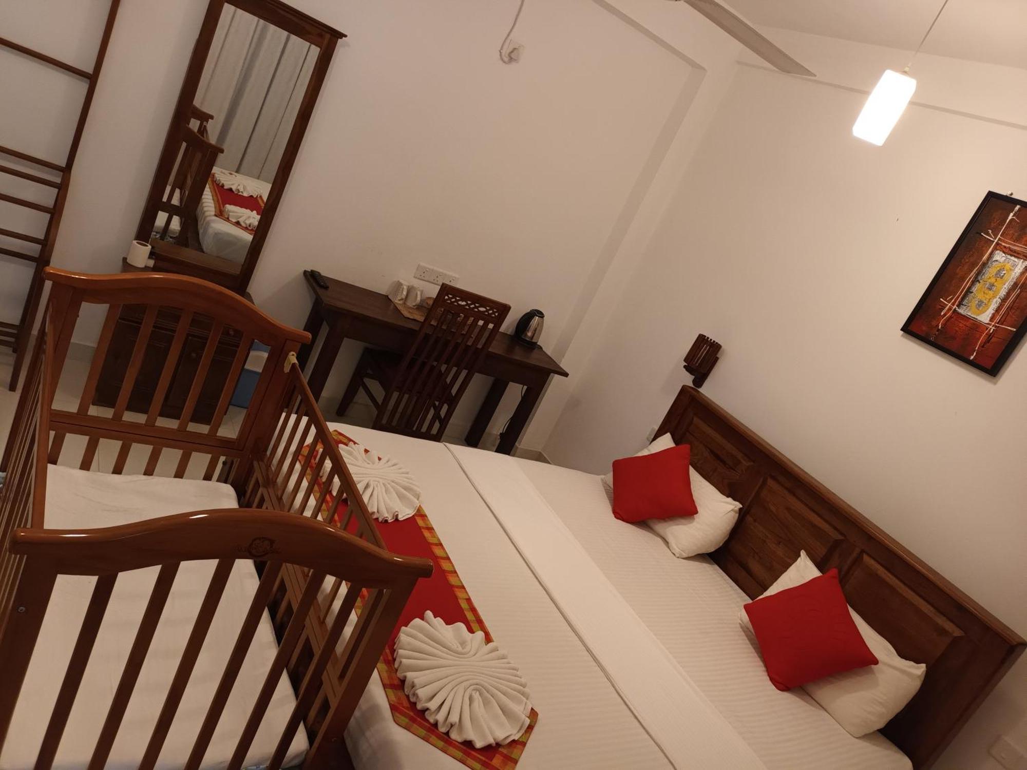 White Camelot Hotell Kandy Eksteriør bilde