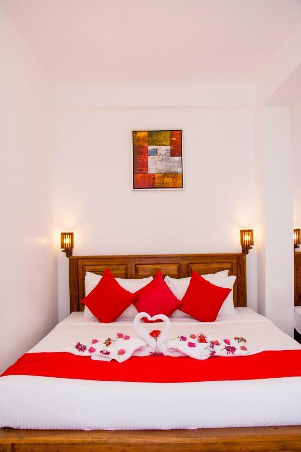 White Camelot Hotell Kandy Eksteriør bilde