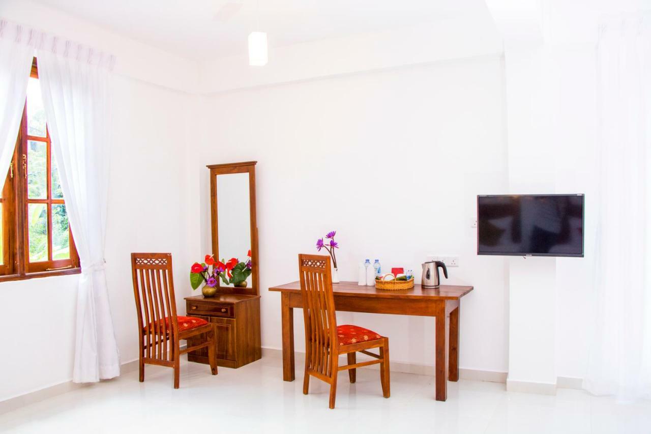 White Camelot Hotell Kandy Eksteriør bilde