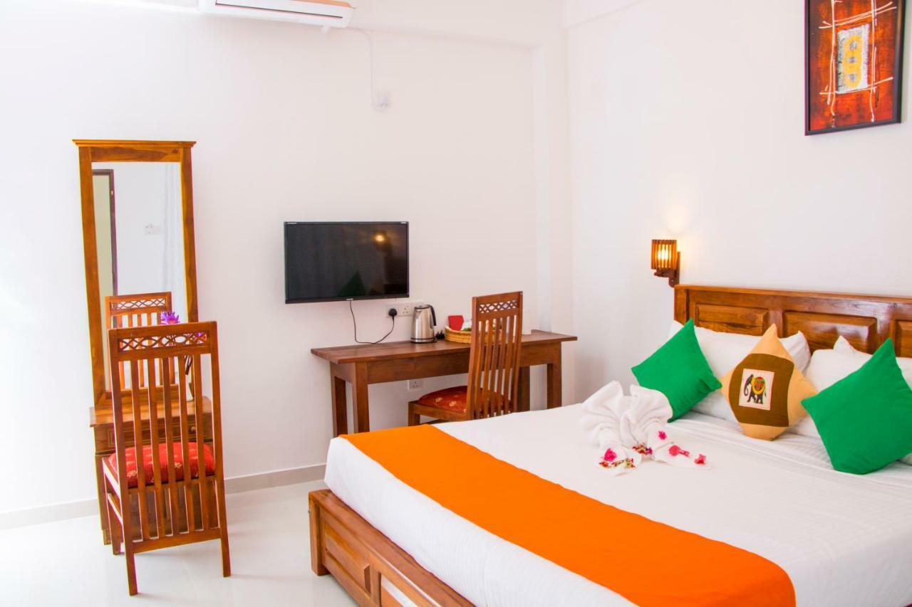 White Camelot Hotell Kandy Eksteriør bilde