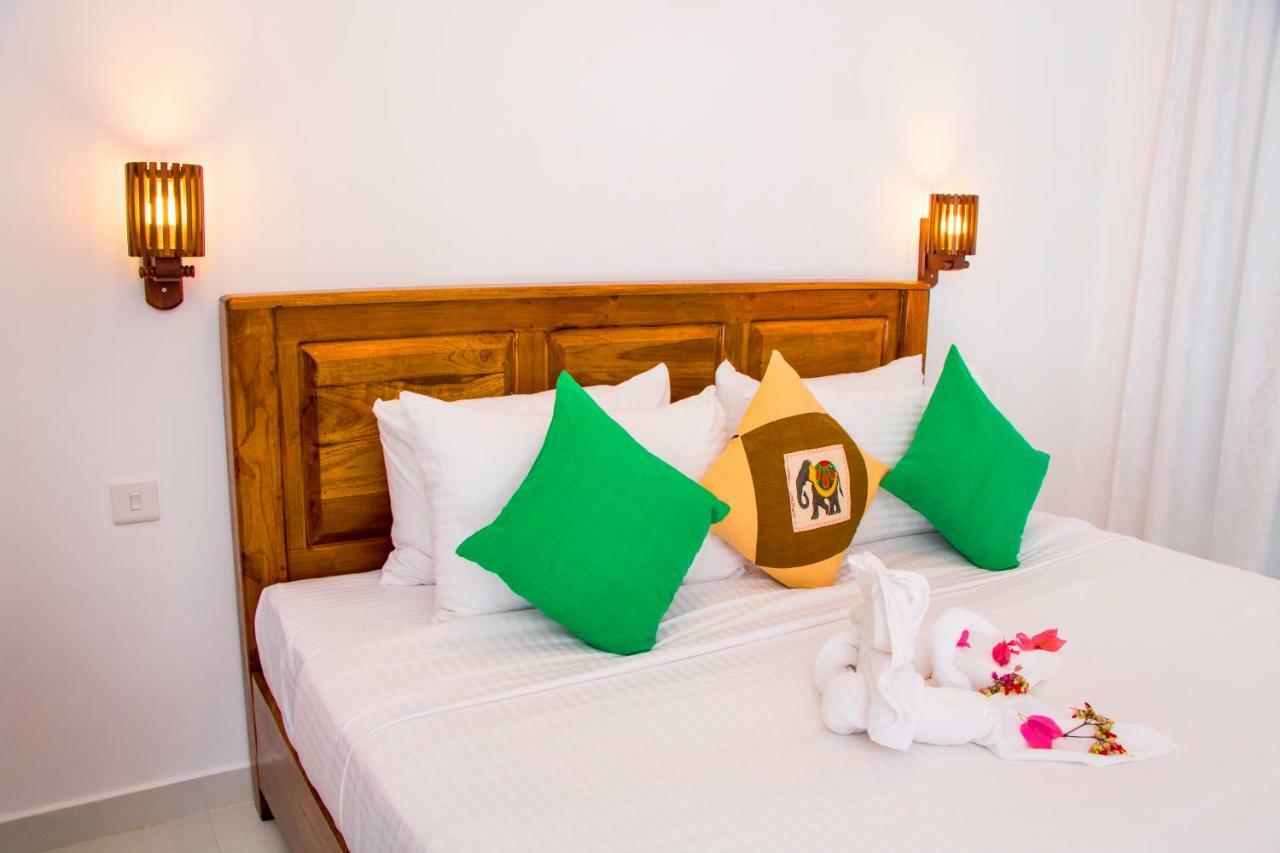White Camelot Hotell Kandy Eksteriør bilde