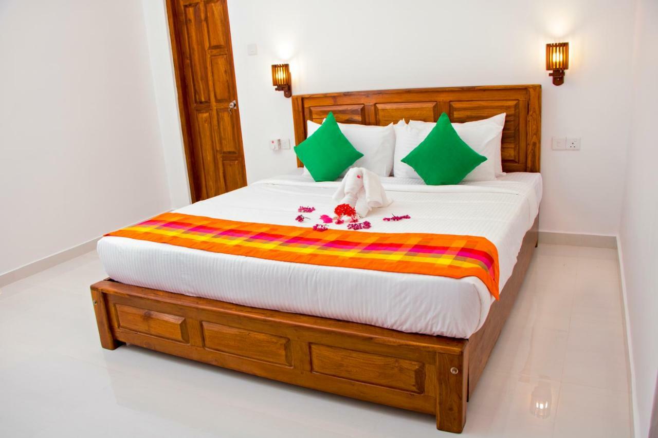 White Camelot Hotell Kandy Eksteriør bilde