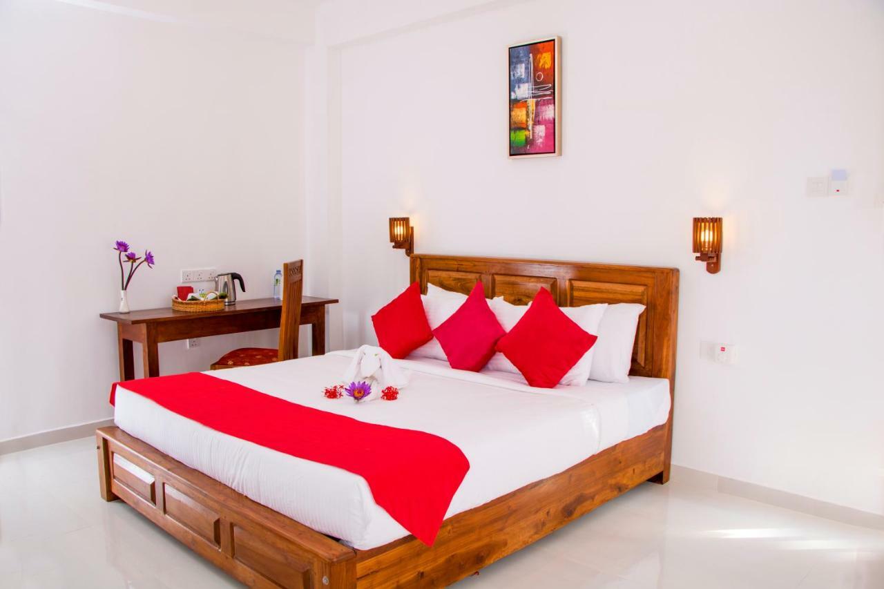 White Camelot Hotell Kandy Eksteriør bilde